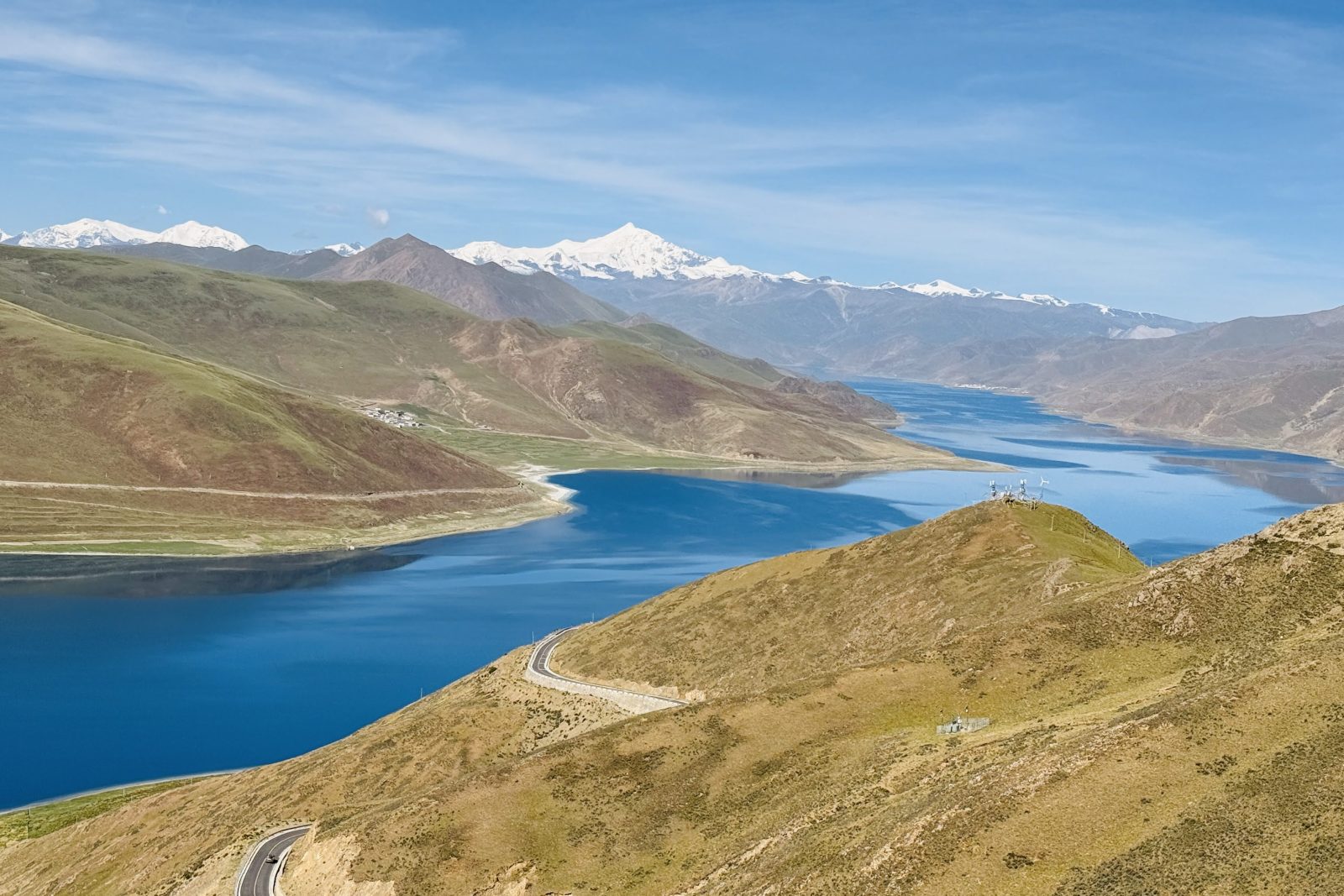 Lago Yamdrok visto da estrada do passo Kamba La, no Tibete, com picos nevados ao fundo