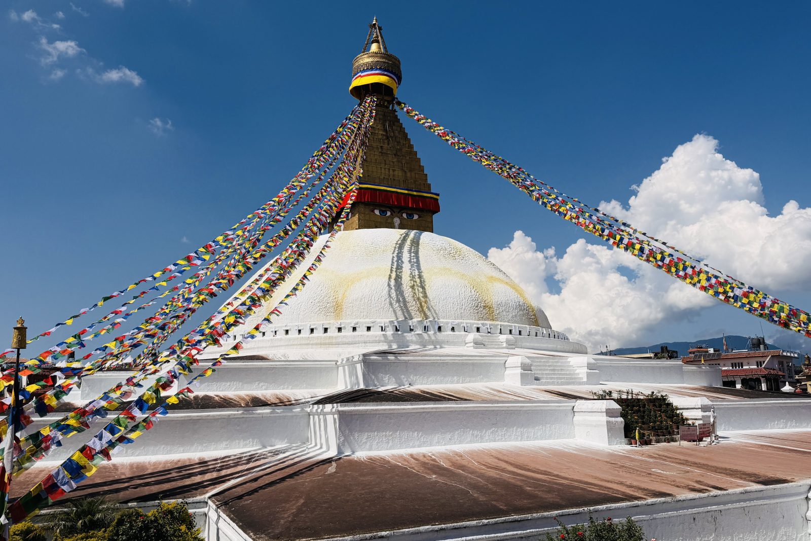 Estupa de Boudhanath, em Katmandu, com bandeiras de oração presas ao pináculo dourado