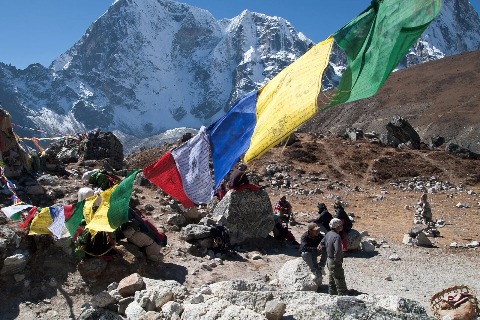 Passo de montanha no Himalaia coberto de bandeiras