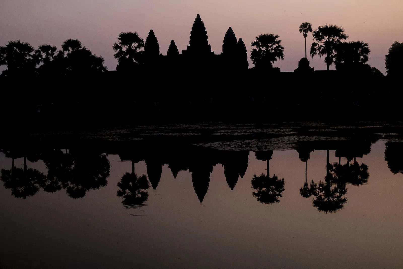 Angkor Wat ao nascer do sol, refletido no espelho de água