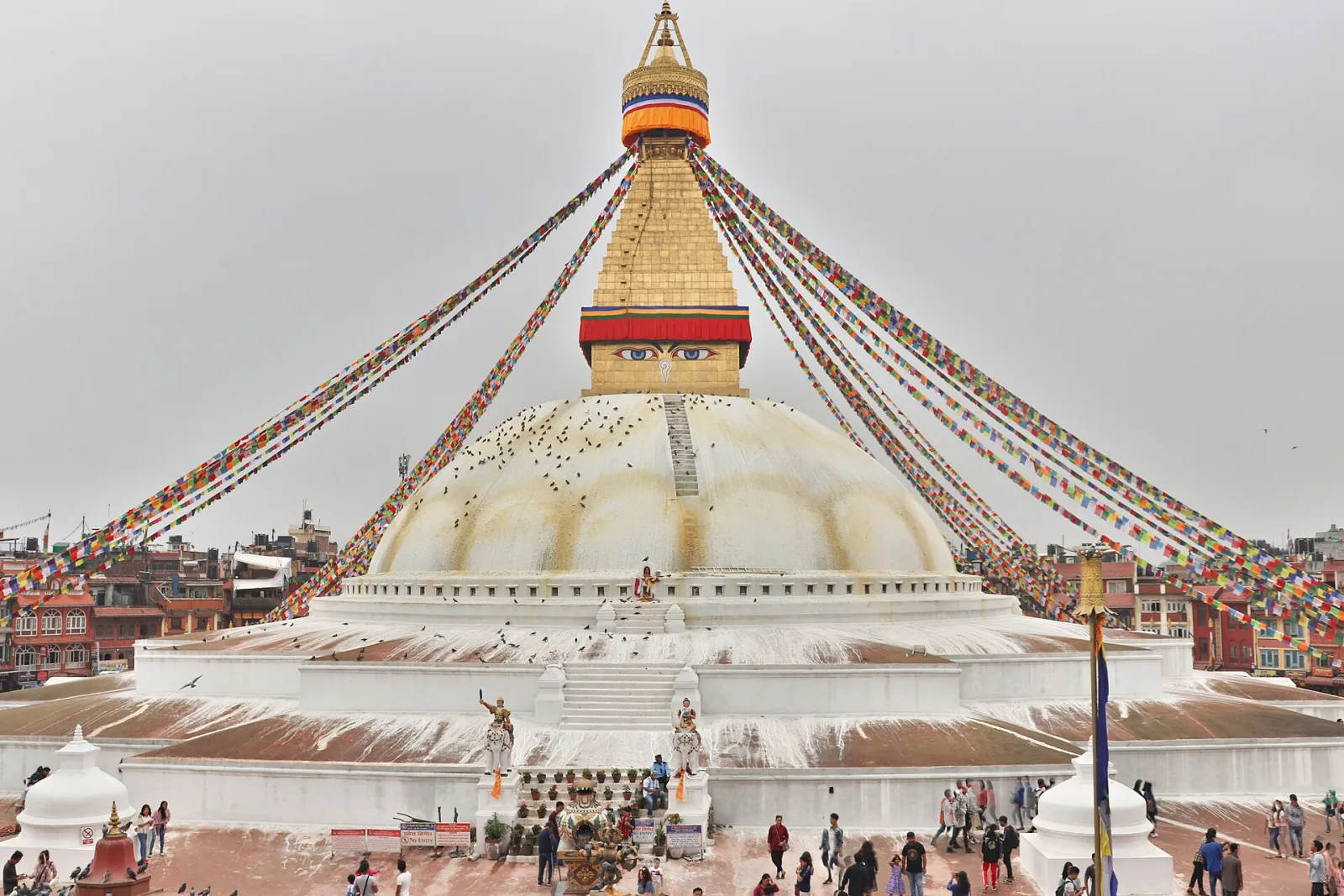 A estupa de Boudhanath, em Katmandu, com os olhos pintados