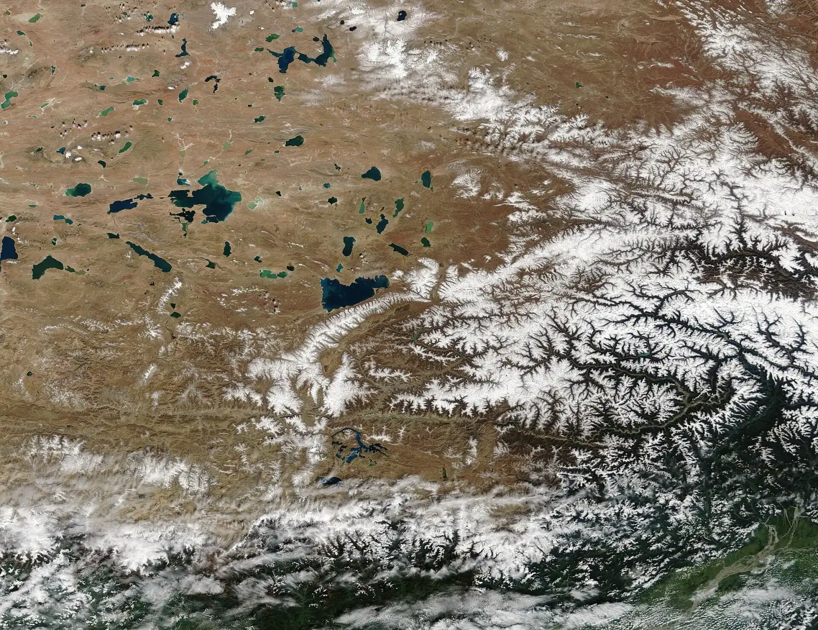 O planalto tibetano, com montanhas ao fundo