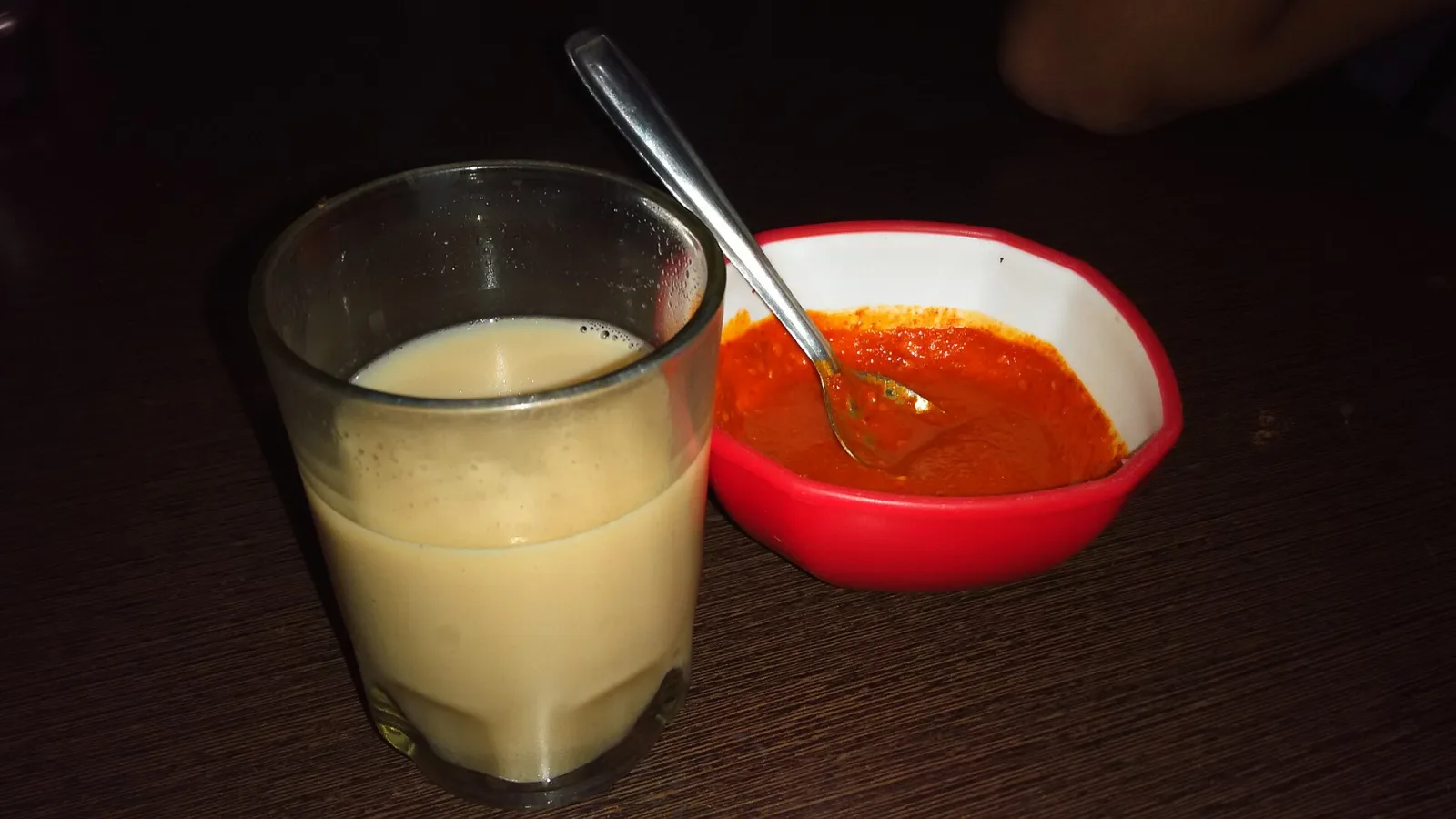 Chá tibetano com manteiga, servido em tigela