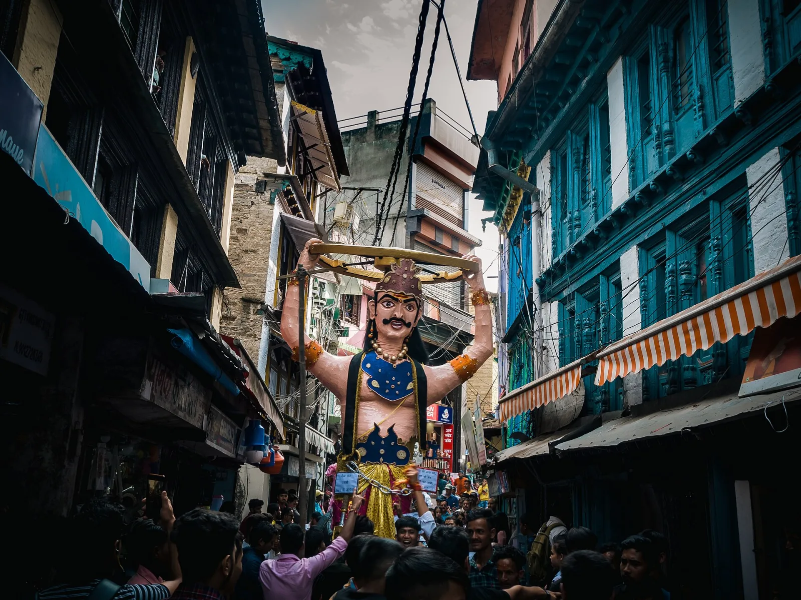 Efígie de dez cabeças queimada na celebração de Dussehra