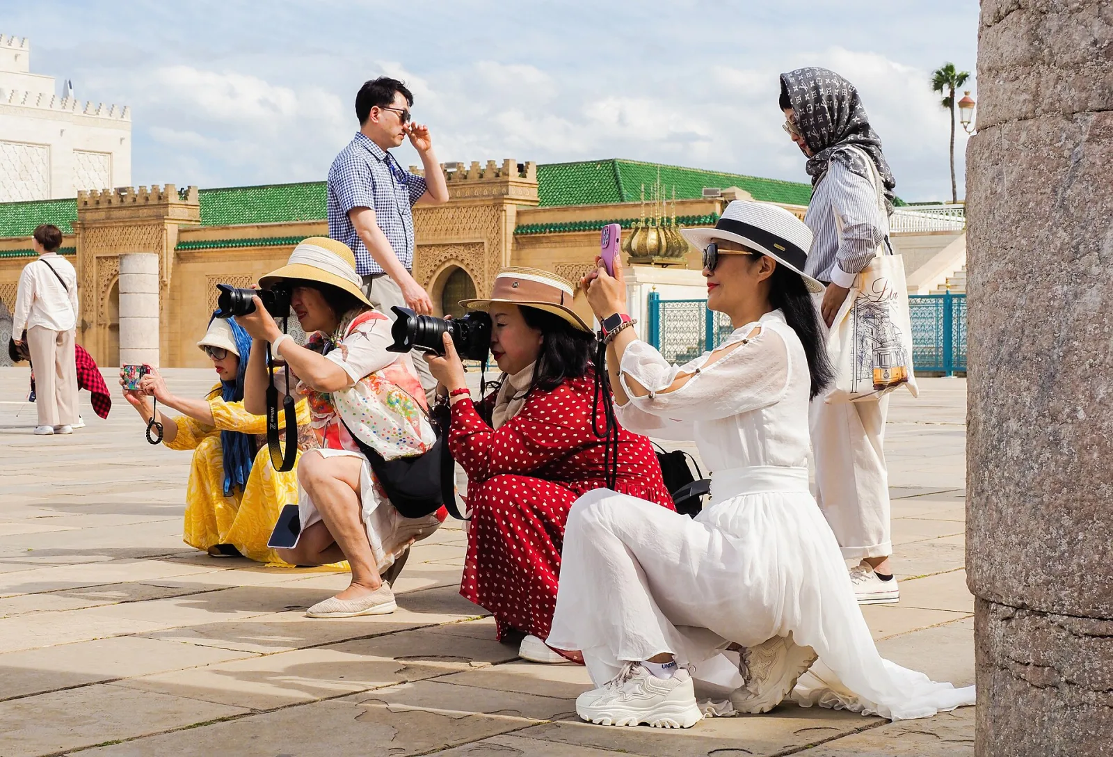 Viajante fotografando em um templo asiático