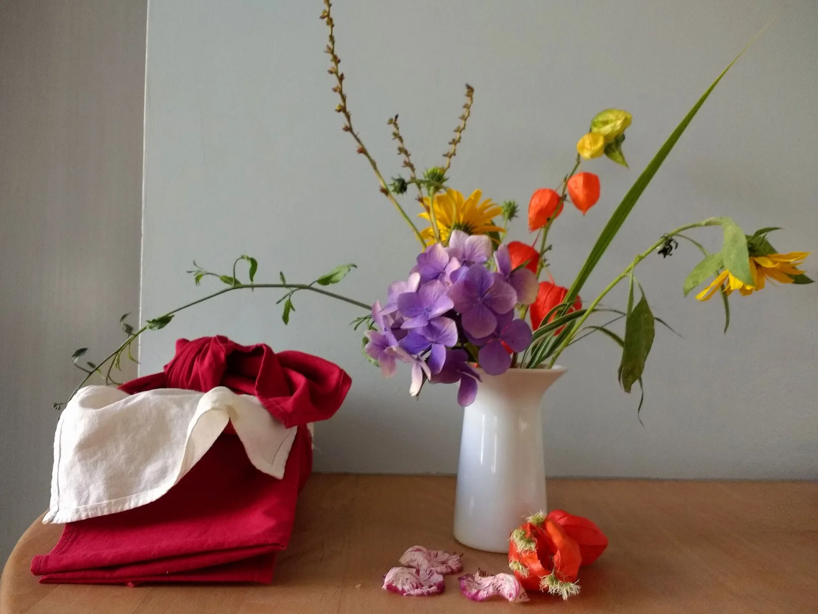 Arranjo de ikebana, com poucos elementos e muito espaço