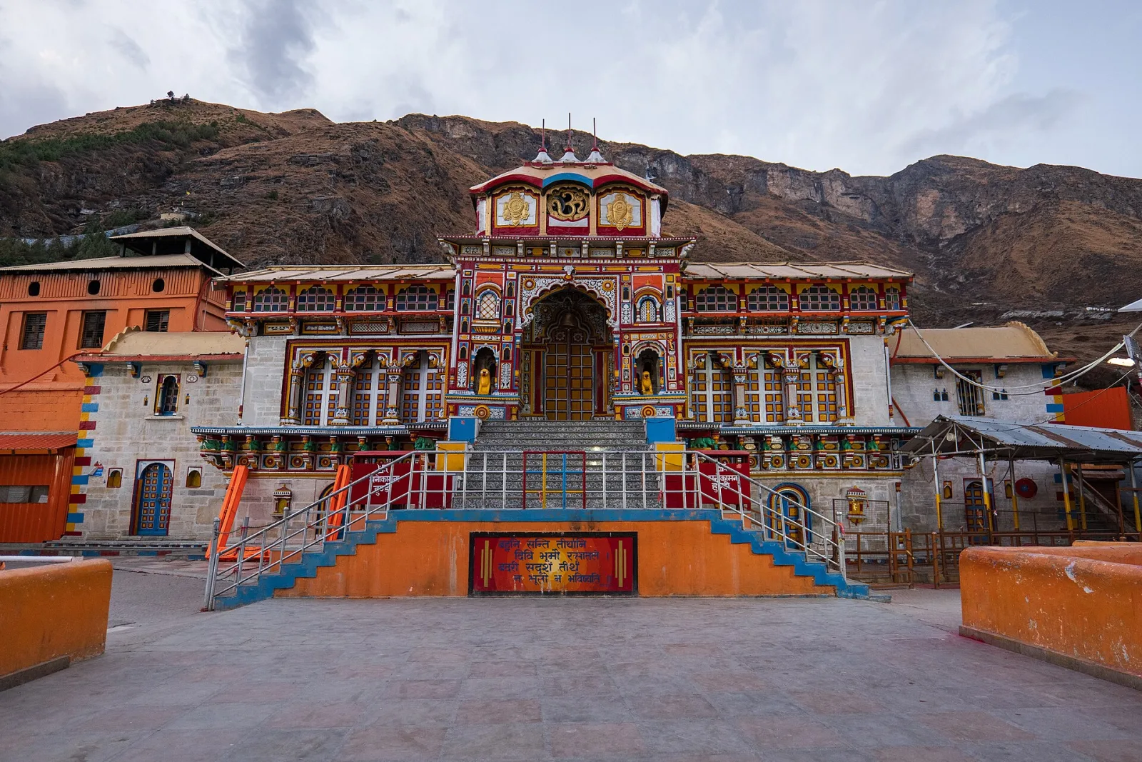 Peregrinos diante de um templo hindu