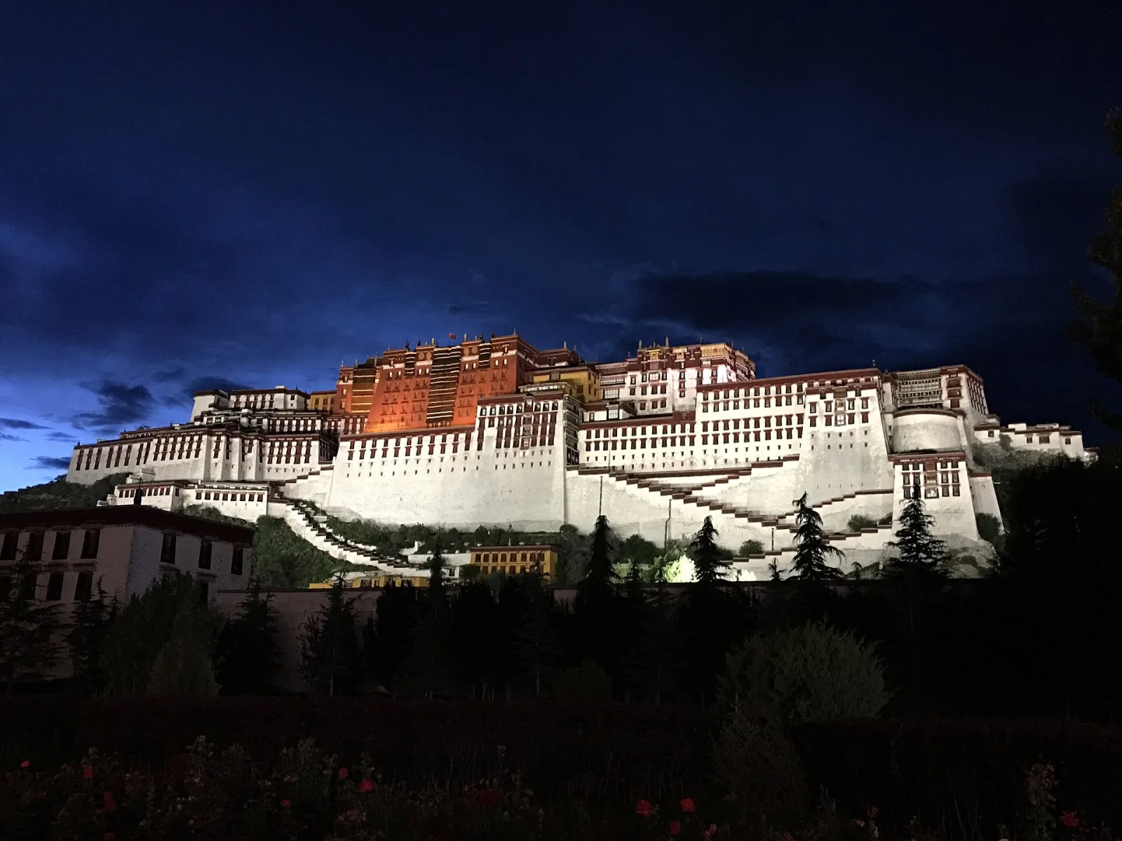 O Palácio de Potala erguido sobre a colina, em Lhasa