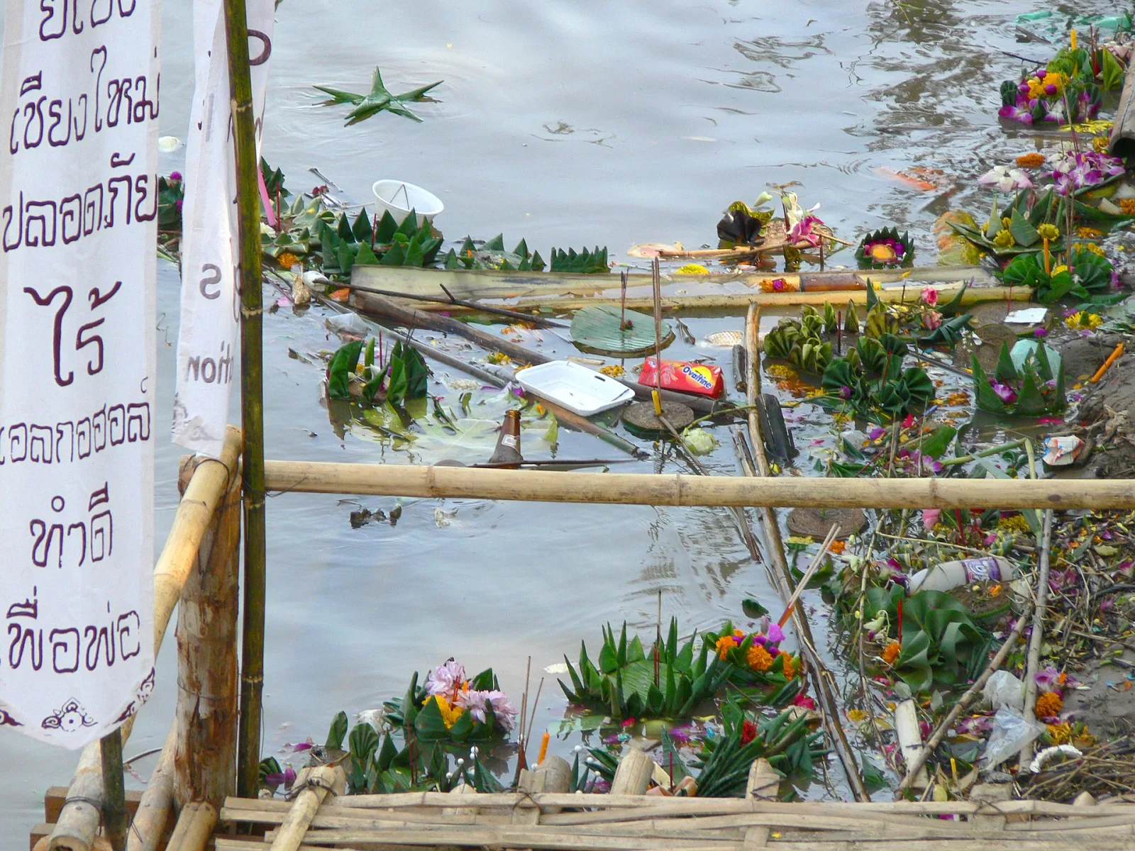Cestas de Loy Krathong com velas acesas flutuando no rio