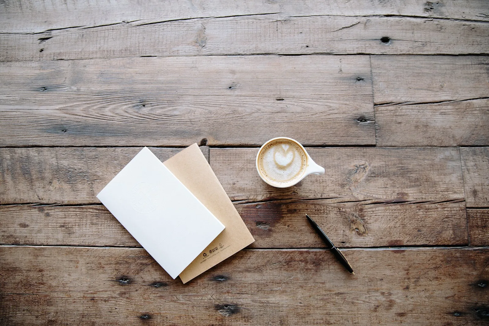 Caderno de viagem aberto, com anotações à mão
