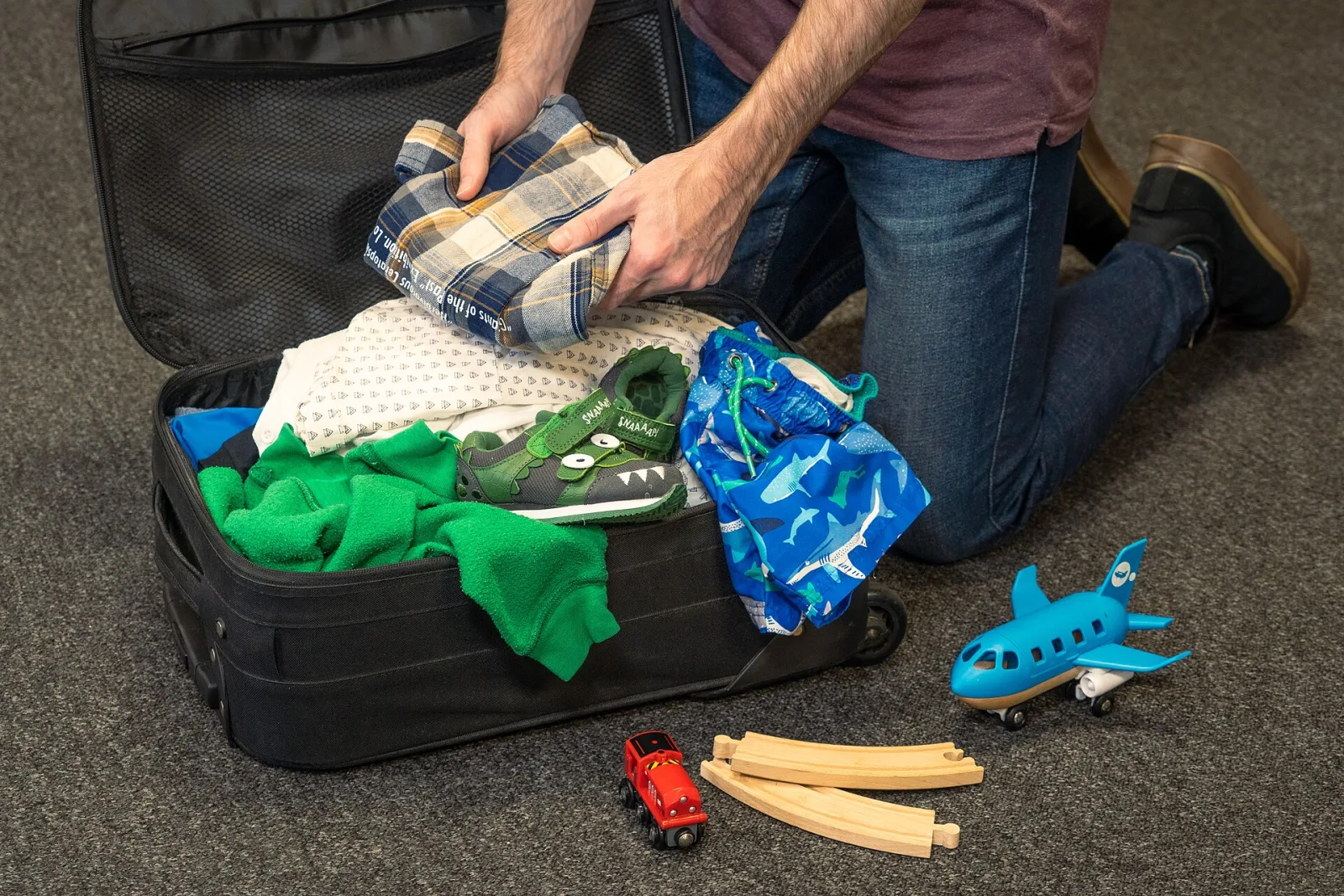 Mala aberta com roupas dobradas, pronta para a viagem