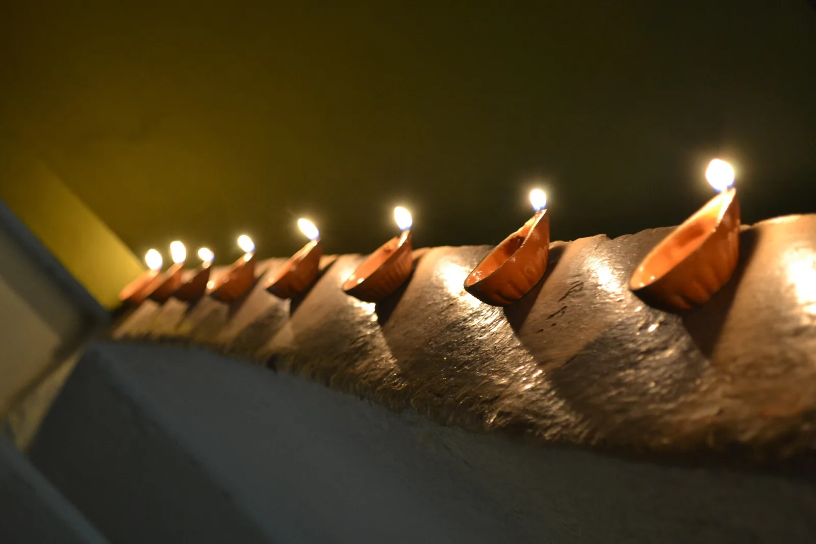 Lamparinas de barro acesas na noite de Diwali