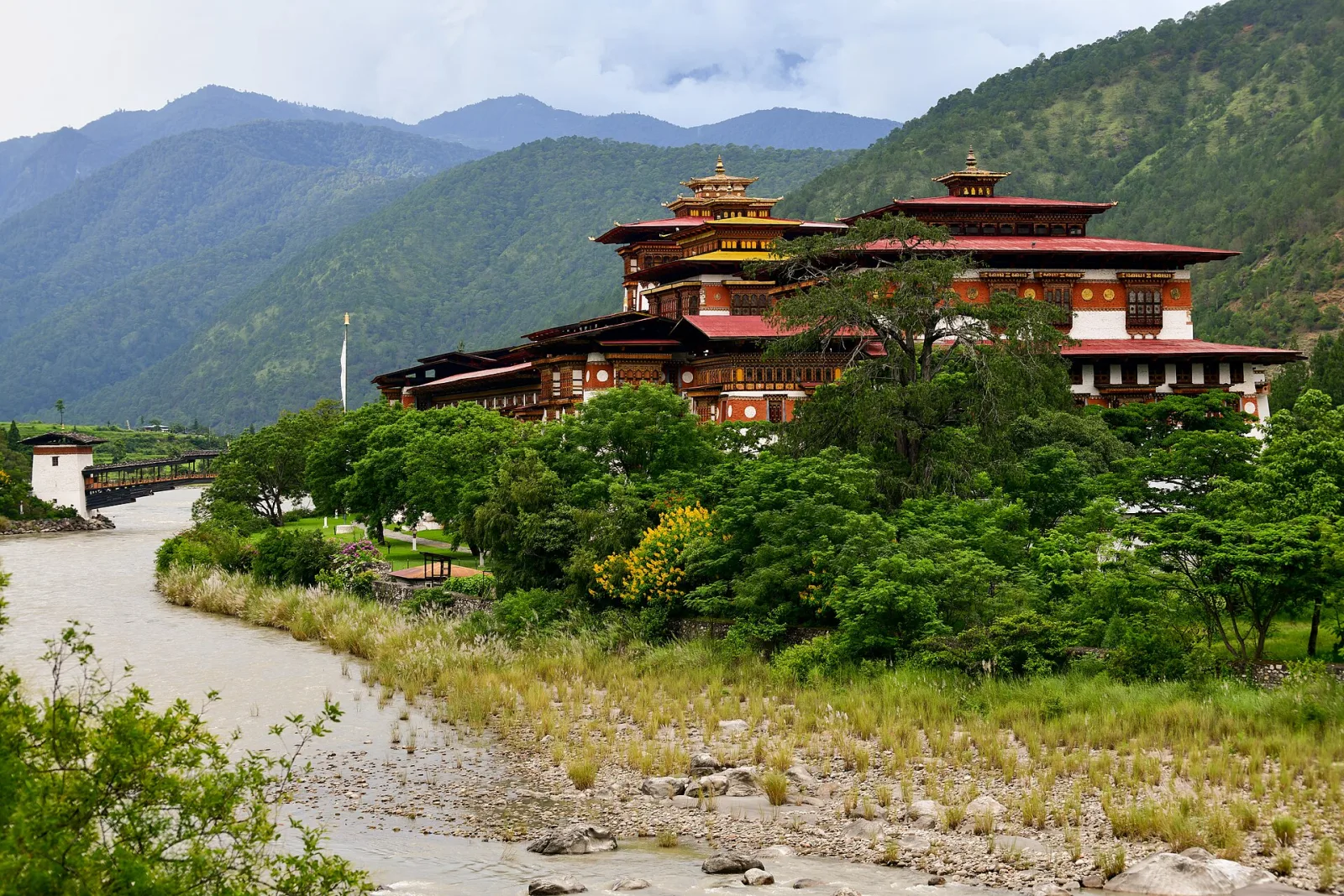 O dzong de Punakha, fortaleza e monastério do Butão