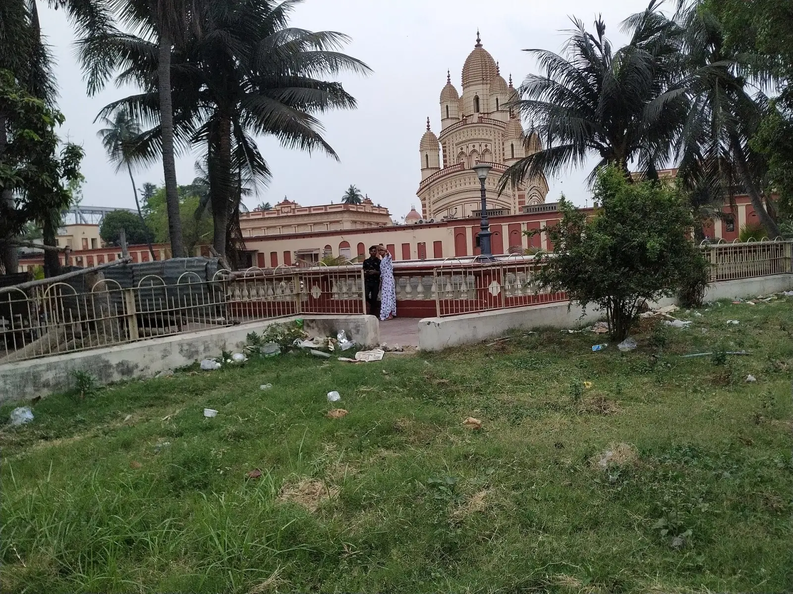 Templo às margens do rio, ligado à história de Yogananda