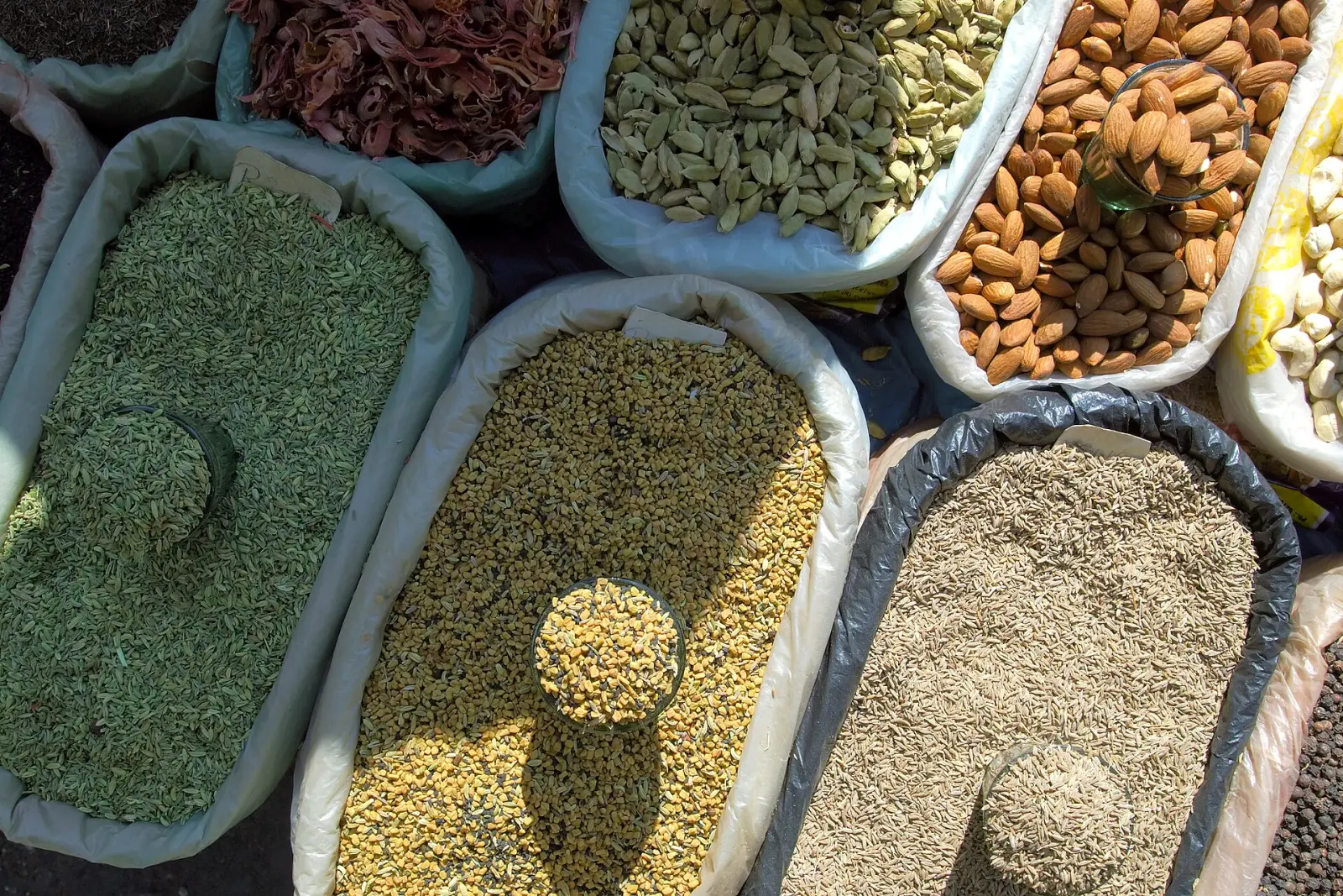 Especiarias expostas em mercado indiano
