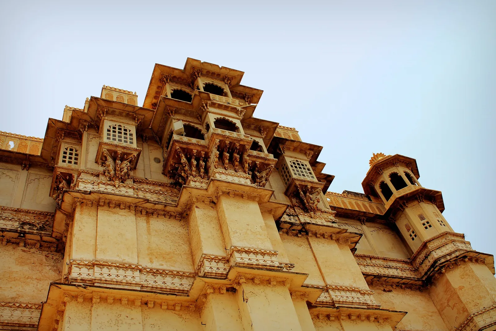 Palácio do Rajastão à beira do lago, em Udaipur