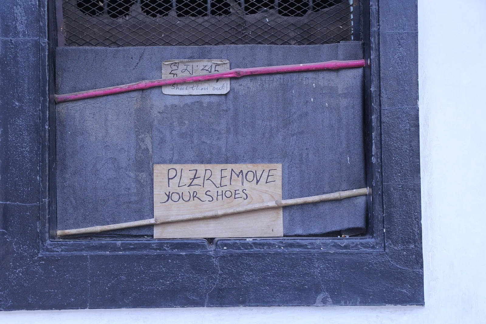 Calçados alinhados na entrada de um templo