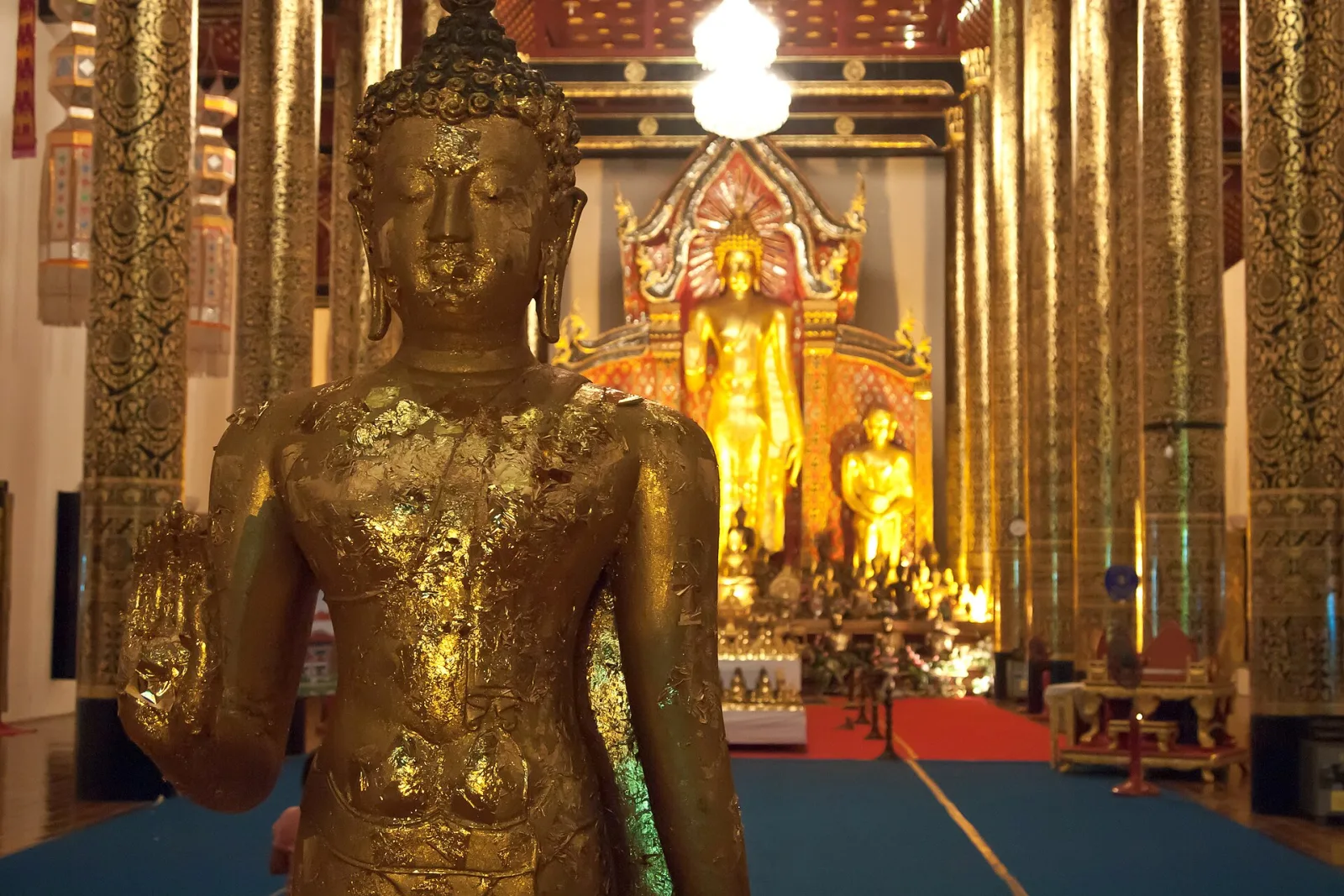 Imagem do Buda em templo do Sudeste Asiático