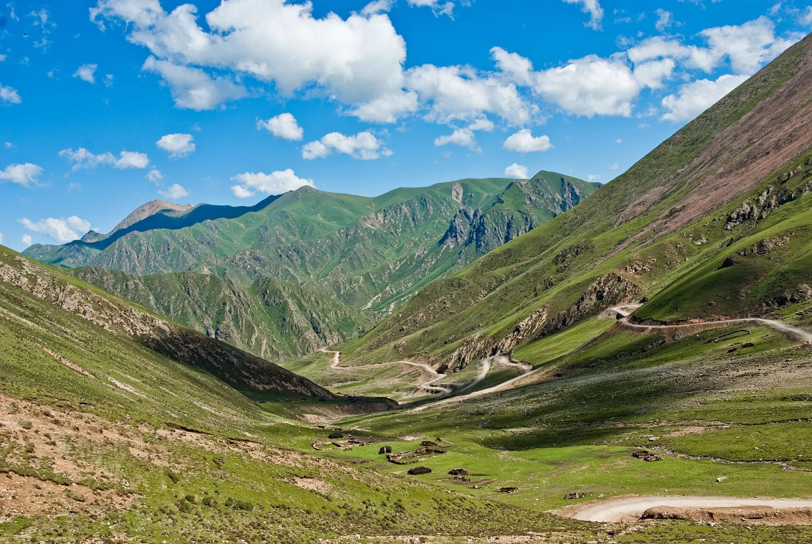 Monastério tibetano recortado contra a paisagem de montanha