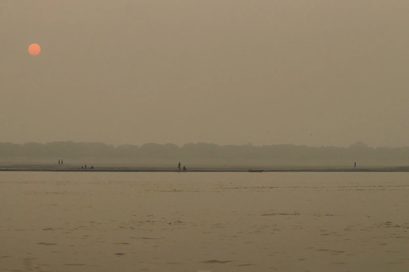 Os ghats de Varanasi ao amanhecer, sobre o Ganges
