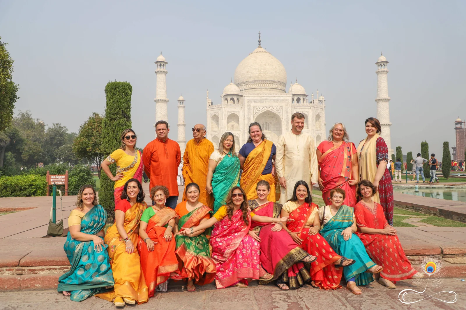 O grupo reunido em um dia especial em frente ao Taj Mahal
