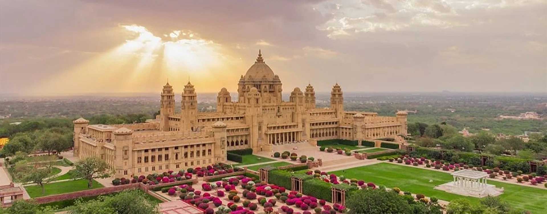 O palácio Umaid Bhawan, em Jodhpur, ao entardecer