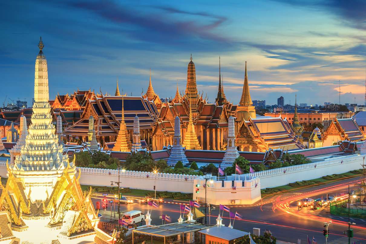 Grande Palácio de Bangkok iluminado ao entardecer