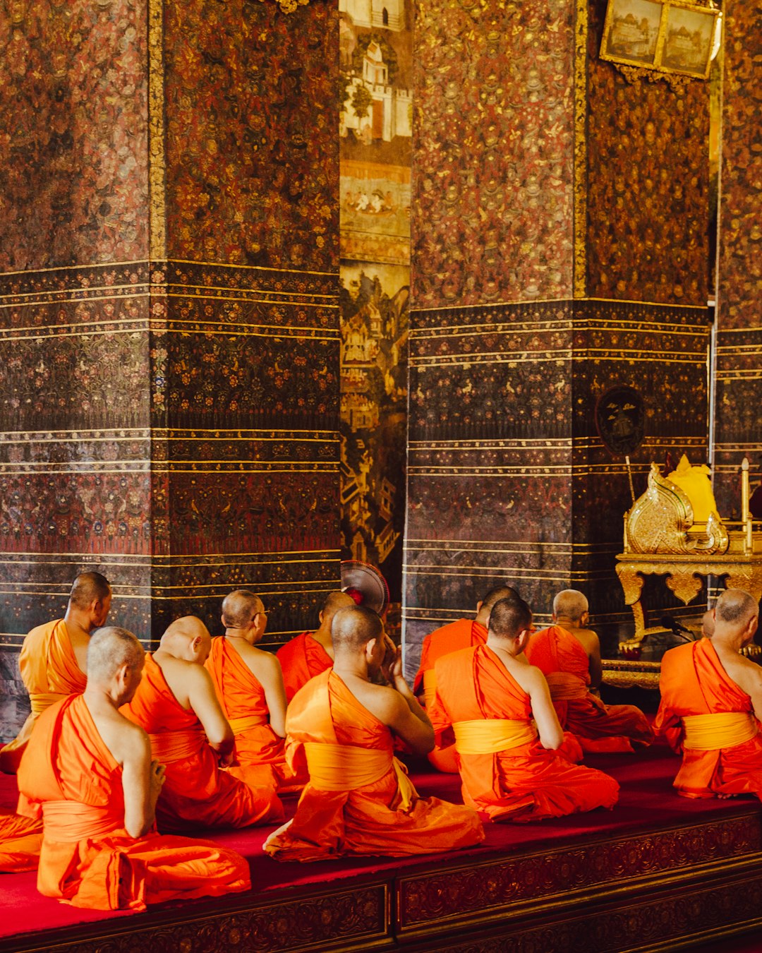 Monges em oração dentro de um templo tailandês