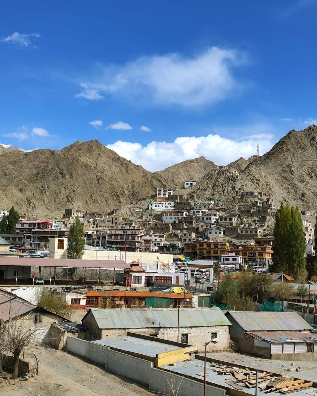 A cidade de Leh, no Ladakh, entre montanhas áridas sob céu de outubro