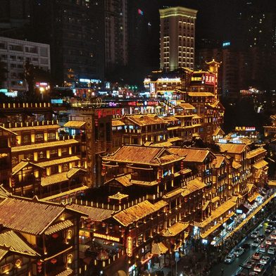 Hongya Cave iluminada à noite, em Chongqing