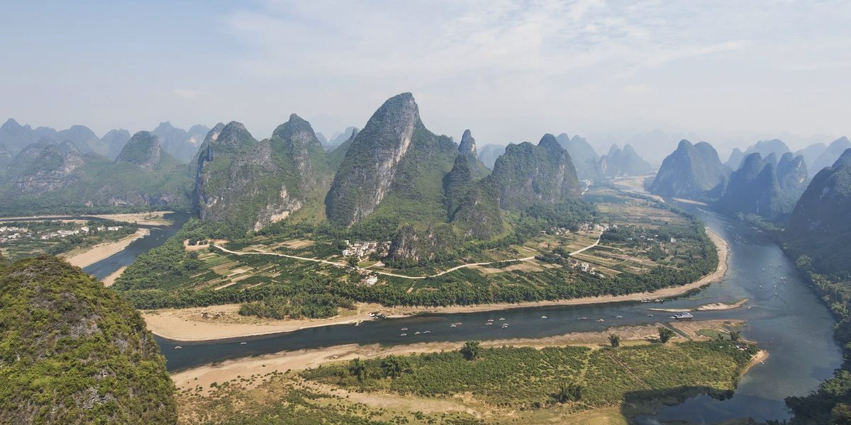 O rio Li entre os picos de calcário, em Guilin