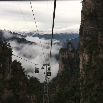 Teleférico entre os picos de Zhangjiajie, na névoa